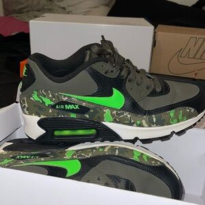 Nike AirMax 90 size 7 Y. Women’s 8.